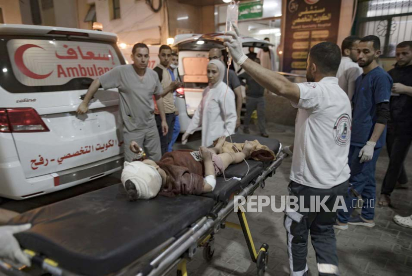 Seorang anak keluarga Radwan yang terluka menerima perawatan di Rumah Sakit Kuwait setelah serangan udara Israel mengebom rumah keluarga di kamp pengungsi Rafah, Jalur Gaza selatan, 19 April 2024.
