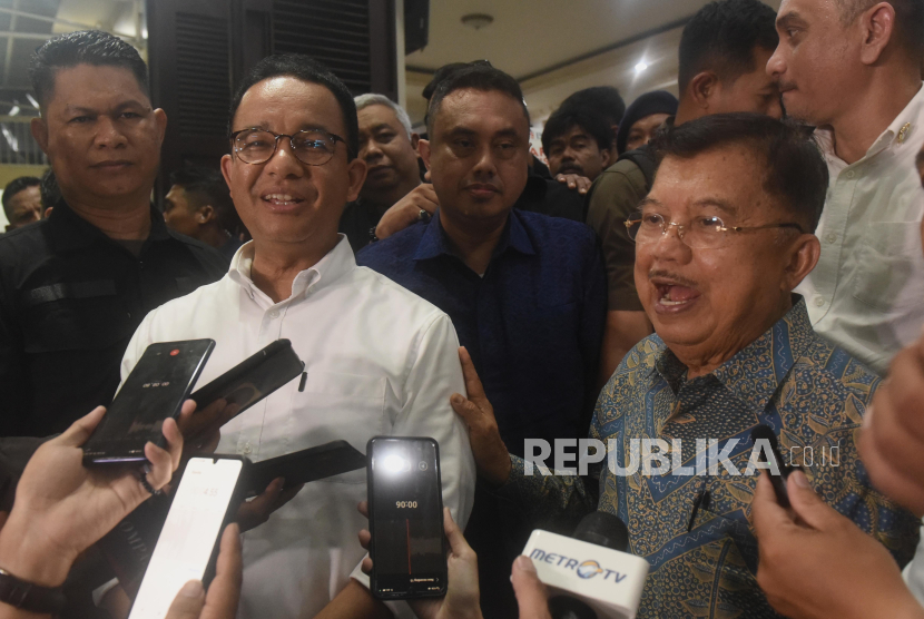 Calon presiden nomor urut 1 Anies Baswedan (kiri) bersama mantan Wapres Jusuf Kalla. Mantan Wapres Jusuf Kalla sebut penurunan videotron Anies merupakan pelanggaran.