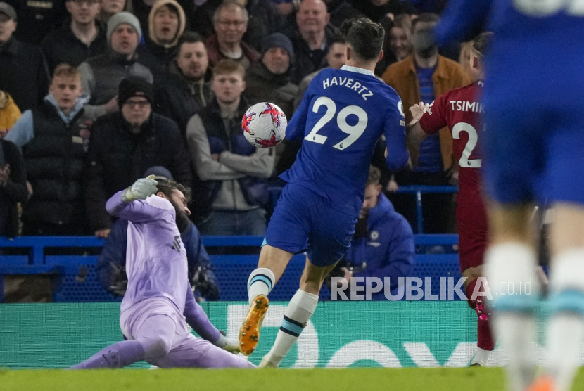 Pemain Chelsea Kai Havertz  (tengah) mencetak gol yang dianulir pada pertandingan sepak bola Liga Premier Inggris antara Chelsea dan Liverpool di stadion Stamford Bridge di London, Rabu (5/4/2023) dini hari.