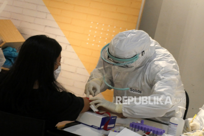 Petugas Gugus Tugas Penanganan Covid19 mengambil sampel darah karyawan saat pelaksanaan rapid diagnostic test (RDT) virus corona. ilustrasi