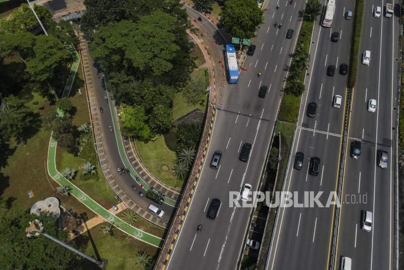Foto udara suasana jalur sepeda di kawasan Taman Semanggi, Jakarta, Rabu (12/10/2022). PT Waskita Karya (Persero) Tbk (WSKT) berhasil membukukan Nilai Kontrak Baru (NKB) sebesar Rp 20,23 triliun selama periode 2022.