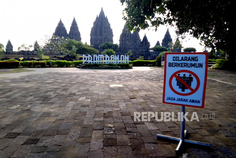 Papan peringatan tidak berkerumun dipasang di kawasan Candi Prambanan, Yogyakarta, Kamis (11/6). Industri pariwisata perlu melakukan remodelling bisnis agar bisa bertahan di masa pandemi Covid-19.