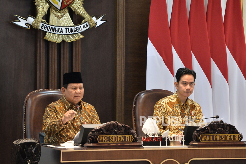 Presiden Prabowo Subianto bersama Wakil Presiden Gibran Rakabuming Raka memimpin Rapat Paripurna Perdana Kabinet Merah Putih di Istana Negara, Jakarta, Rabu (23/10/2024). 