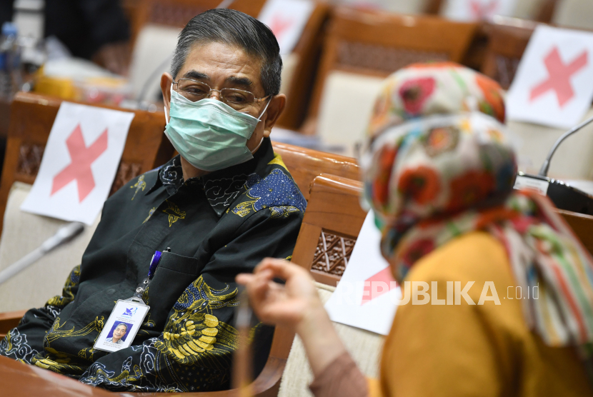 Direktur Lembaga Biologi Molekuler Eijkman Amin Soebandrio (kiri) mengikuti saat rapat dengar pendapat dengan Komisi VII DPR di Kompleks Parlemen Senayan, Jakarta, Selasa (8/9/2020). Rapat tersebut membahas perkembangan penelitian vaksin Merah Putih oleh Kemenristek/BRIN-LBM Eijkman yang ditargetkan uji klinis dan produksi tahun 2021. 