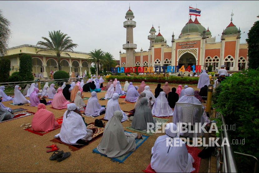 Muslim Pattani Thailand, menjalankan ibadah Shalat Id di sebuah masjid di Provinsi Pattani, Thailand Selatan, Ahad (24/5).