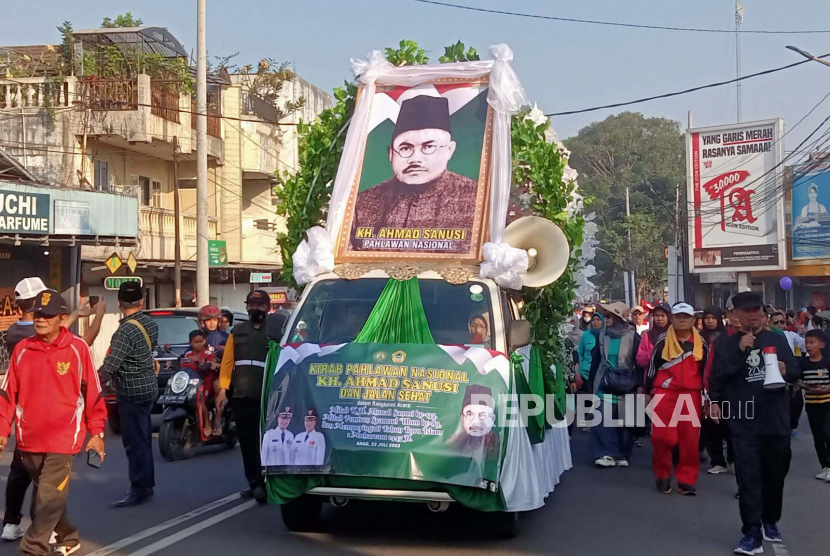 Kirab Pahlawan Nasional KH Ahmad Sanusi di Kota Sukabumi, Jawa Barat, Ahad (23/7/2023).