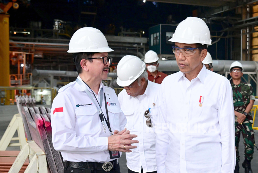 Presiden Joko Widodo mendengarkan penjelasan Direktur PT Freeport Indonesia Tony Wenas (kiri).