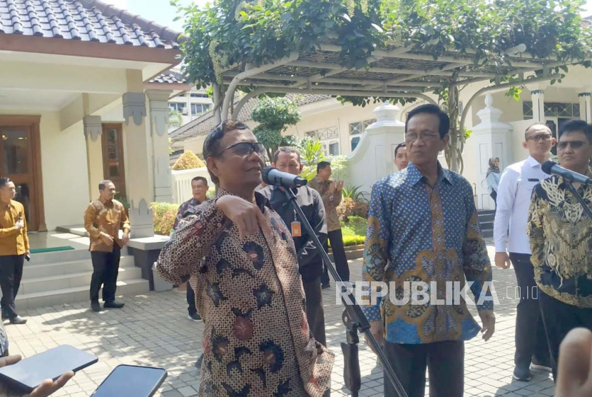 Menteri Koordinator Bidang Politik, Hukum dan Keamanan (Menko Polhukam), Mahfud MD di Komplek Kepatihan,  Kota Yogyakarta, Selasa (16/5/2023). 