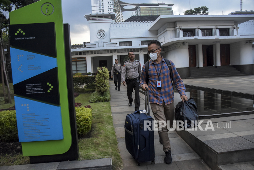 Petugas dari Komisi Pemberantasan Korupsi (KPK) membawa koper usai melakukan penggeledahan di kompleks Balai Kota Bandung.
