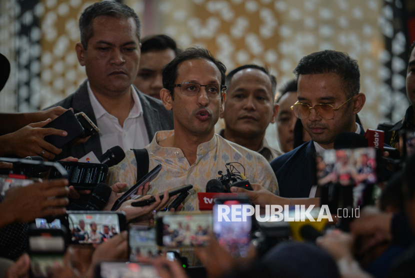 Mantan Menteri Pendidikan, Kebudayaan, Riset, dan Teknologi (Mendikbudristek) Nadiem Makarim menyampaikan keterangan pers usai menjalani pemeriksaan di Gedung Jaksa Agung Muda Tindak Pidana Khusus (Jampidsus), Kejaksaan Agung RI, Jakarta, Senin (23/6/2025). Nadiem Makarim  diperiksa sekitar 12 jam oleh penyidik Kejaksaan Agung untuk dimintai keterangannya sebagai saksi dalam kasus dugaan tindak pidana korupsi pengadaan laptop chromebook di Kemendikbudristek pada tahun 2019-2022. Nadiem Makarim keluar dari gedung Bundar Jampidsus sekitar pukul 21.00 WIB ditemani pengacara usai menjalani pemeriksaan. Dalam kesempatannya, Nadiem memberikan keterangan kepada awak media bahwa dia akan bersikap kooperatif dalam proses pengusutan kasus tersebut.