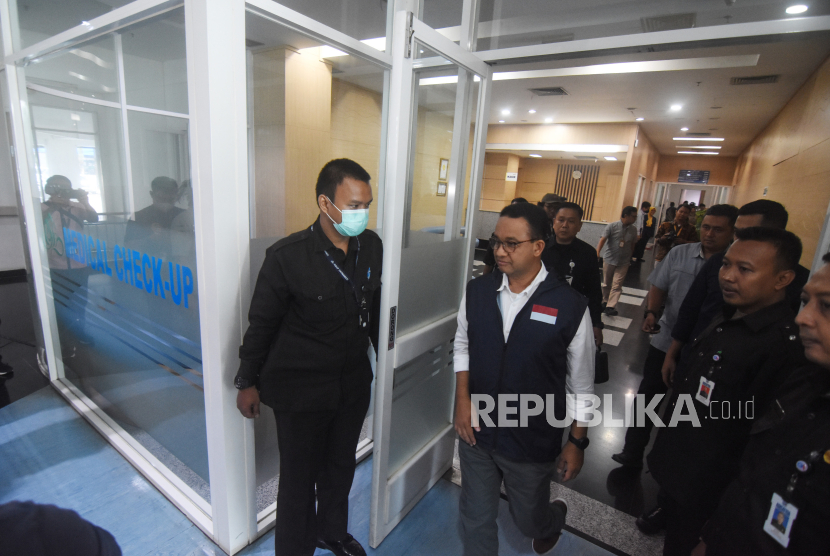 Bacapres dari Koalisi Perubahan Anies Baswedan (kedua kiri) berjalan usai melakukan pemeriksaan kesehatan di RSUP Fatmawati, Jakarta, Selasa (17/10/2023).