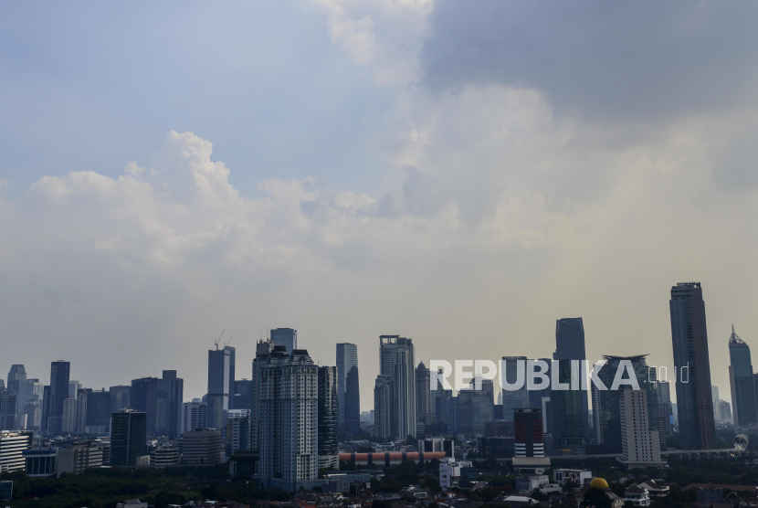 Suasana deretan gedung bertingkat di Jakarta, Jumat (9/7). Pemerintah menyebut penyebaran kasus Covid-19 varian delta memicu koreksi proyeksi pertumbuhan ekonomi sejumlah negara.
