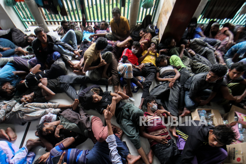 Sejumlah imigran etnis Rohingya beristirahat di Meunasah setelah dievakuasi warga di Desa Lhok, Kecamatan Muara Batu, Aceh Utara, Aceh, Selasa (15/11/2022). Sebanyak 110 imigran etnis Rohingya terdiri dari 72 laki-laki, 32 perempuan, lima anak-anak, dan seorang balita menggunakan perahu motor terdampar di perairan Krueng Mane Aceh. 