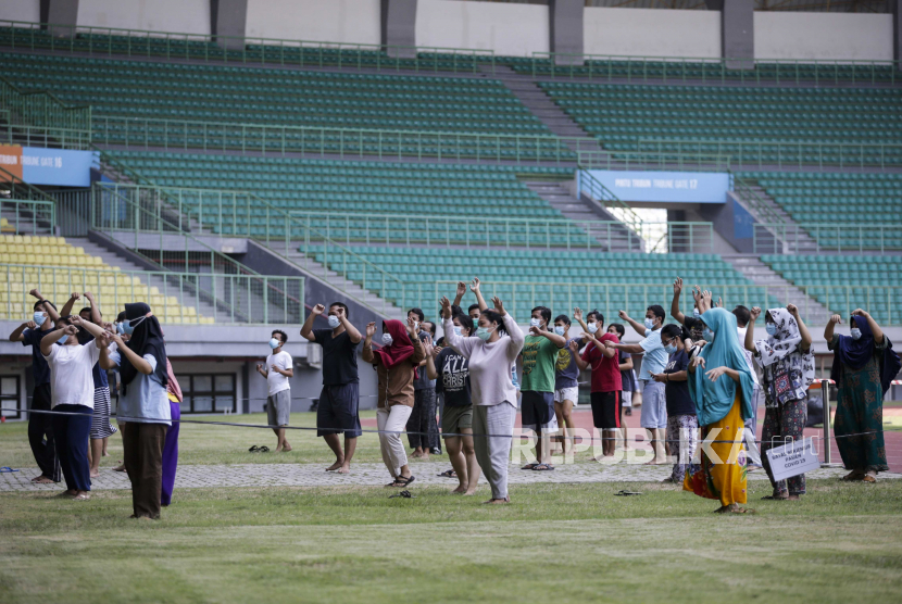 Pasien OTG Covid-19 yang tengah menjalani isolasi  mengikuti olahraga bersama di  Stadion Patriot Candrabhaga, Bekasi Jumat (2/10).