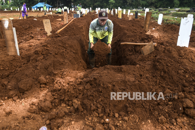 Petugas pemakaman mengali pusara untuk pemakaman penanganan jenazah pasien Covid-19 di TPU Pondok Ranggon, Jakarta. Berdasarkan data Satgas Pananganan Covid-19, jumlah kematian hingga Selasa (28/7) sebanyak 4.901 kasus. (ilustrasi)
