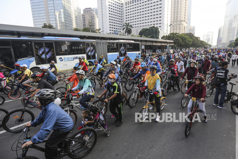Sejumlah warga bersepeda saat Hari Bebas Kendaraan Bermotor atau Car Free Day (CFD) di Jalan Sudirman, Jakarta, Ahad (5/6/2022). (Ilustrasi)