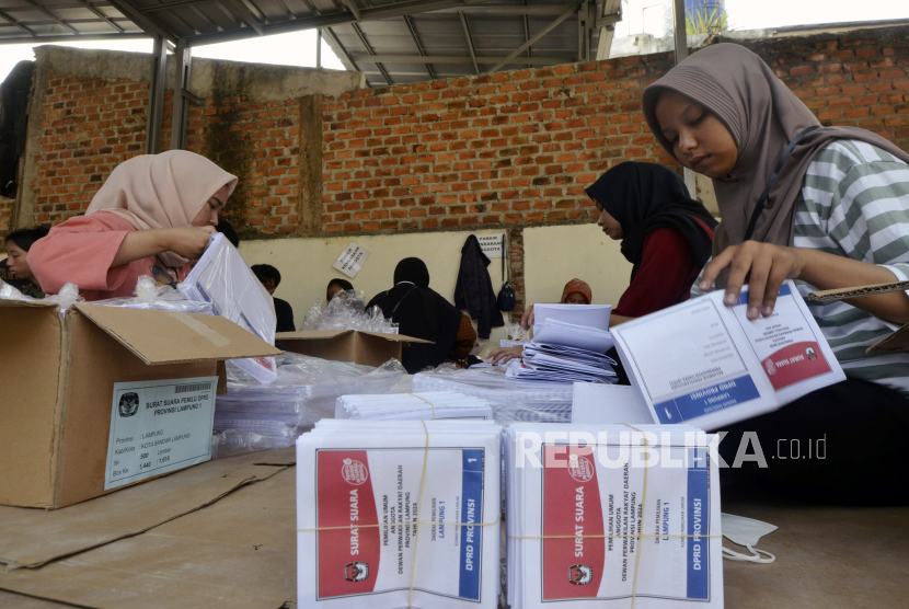 Sejumlah pekerja menyortir dan melipat surat suara di gudang KPU. (Ilustrasi)