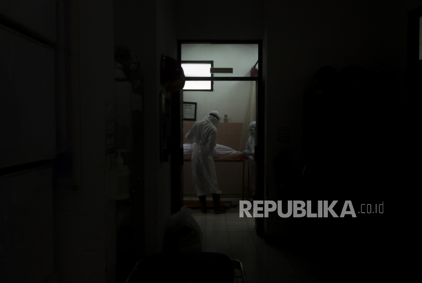 Petugas melakukan pemulasaran jenazah di Rumah Sakit Umum Daerah (RSUD) Bandung, Jawa Barat