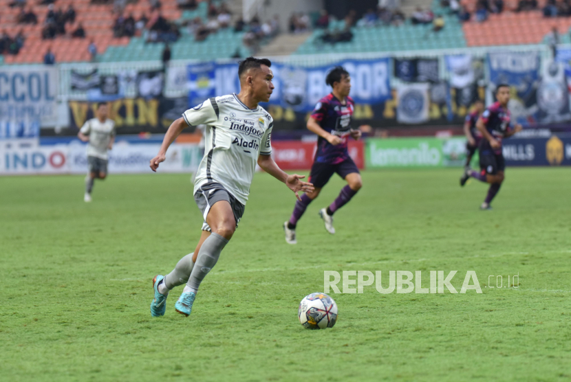 Gelandang Persib Bandung Erwin Ramdani menggiring bola saat laga melawan RANS Nusantara di Stadion Pakansari, Bogor, Jawa Barat, Ahad (19/2/2023).