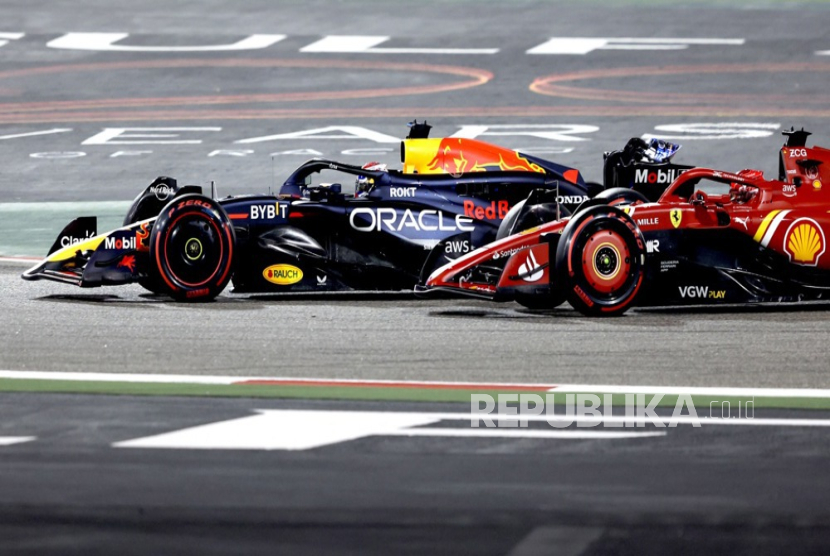 Pembalap Red Bull Racing Max Verstappen (Kiri) dari Belanda dan pembalap Scuderia Ferrari Charles Leclerc dari Monaco beraksi saat Grand Prix Formula Satu Bahrain, di Sirkuit Internasional Bahrain di Sakhir, Bahrain, Sabtu (2/3/2024).