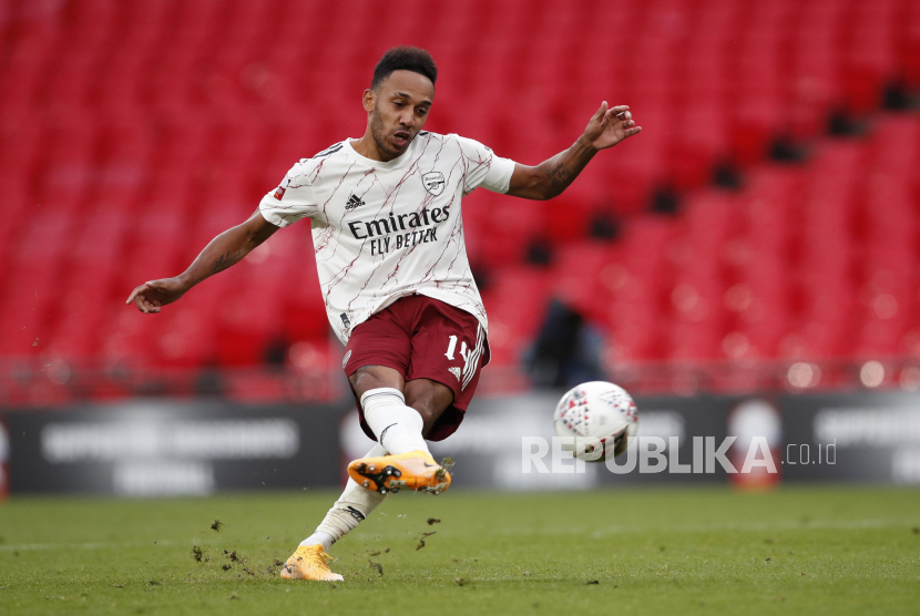 Pierre-Emerick Aubameyang of Arsenal scores the winning penalty during the FA Community Shield match between Arsenal London and Liverpool FC at the Wembley stadium in London, Britain, 29 August 2020.  