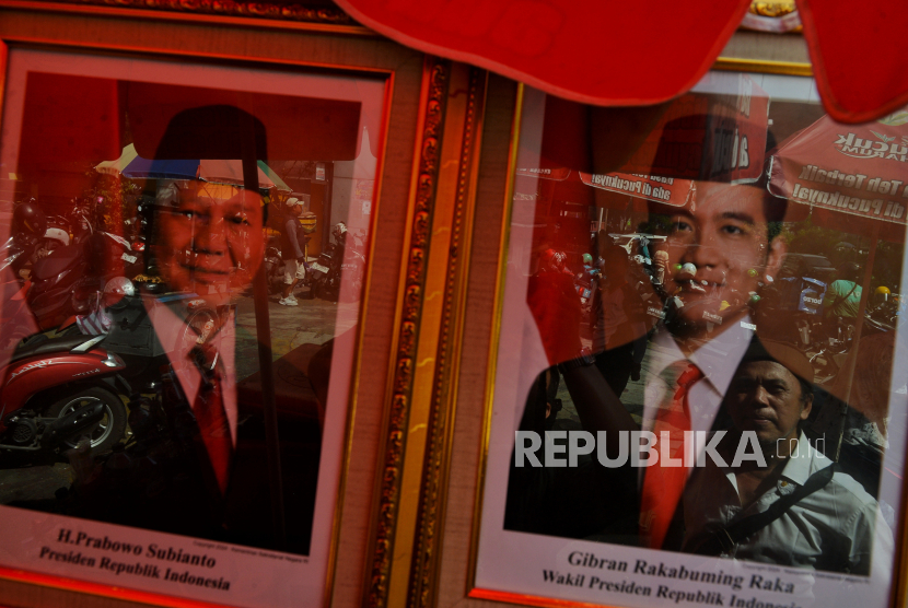 Calon pembeli memilah bingkai foto pasangan Prabowo-Gibran sebagai Presiden dan Wakil Presiden 2024-2029 di kawasan Pasar Baru, Jakarta, Selasa (23/4/2024). 