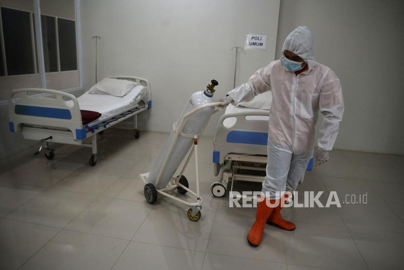 Petugas menyiapkan alat kesehatan di salah satu ruangan Tower 8 Wisma Atlet Pademangan, Jakarta, Selasa (15/6). Tower 8 Wisma Atlet Pademangan siap digunakan sebagai lokasi isolasi mandiri bagi OTG COVID-19 dengan kapasitas 1.569 pasien.Prayogi/Republika.