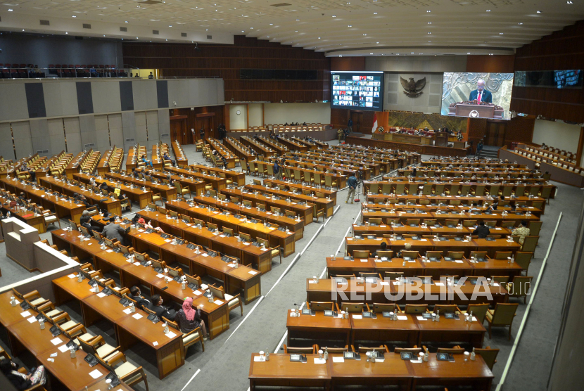 Sejumlah anggota DPR mengikuti Rapat Paripurna DPR RI Ke-5 Masa Persidangan I Tahun Sidang 2022-2023 di Kompleks Parlemen, Senayan, Jakarta, Selasa (20/9/2022). Salah satu agenda rapat paripurna tersebut yaitu mengesahkan Rancangan Undang-Undang (RUU) Pelindungan Data Pribadi (PDP) menjadi Undang-undang (UU). Republika/Prayogi