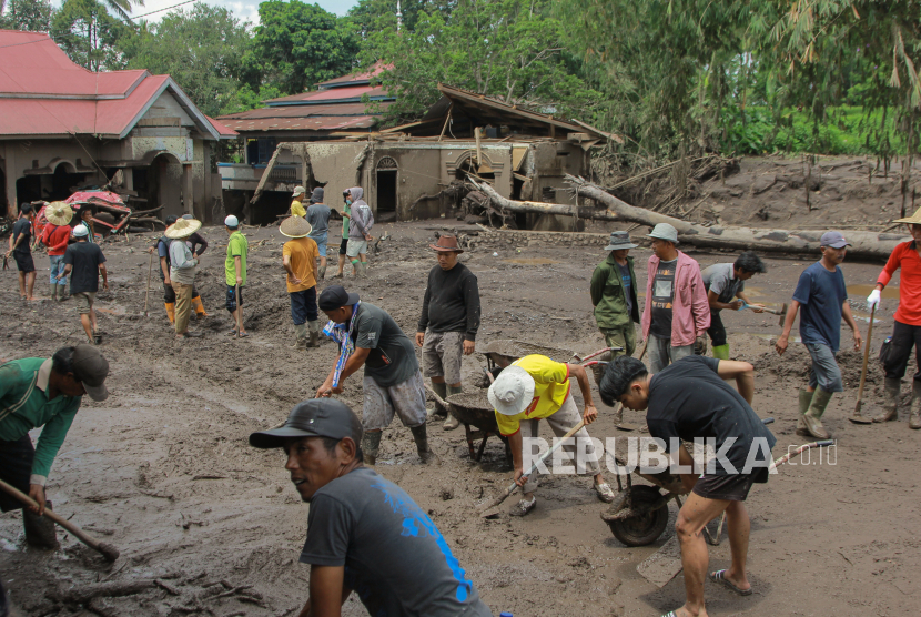 Warga melakukan pencarian korban banjir lahar dingin Gunung Marapi di Manunggal, Kabupaten Tanah Datar, Sumbar. BNPB memberikan arahan agar warga terdampak banjir bersedia direlokasi.