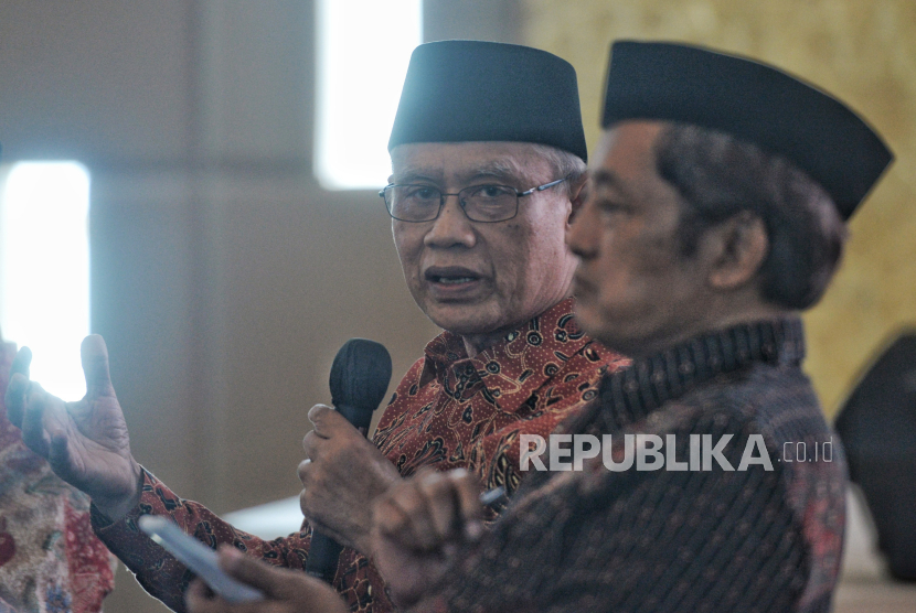 Ketua Umum Pimpinan Pusat (PP) Muhammadiyah Haedar Nashir menyampaikan paparan dalam acara media gathering Refleksi Akhir Tahun 2023 di Gedung Pusat Dakwah Muhammadiyah, Jakarta, Kamis (28/12/2023). 