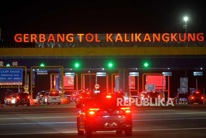 Kendaraan pemudik memasuki Gerbang Tol Kalikangkung, Ngaliyan, Semarang, Jawa Tengah, Senin (24/4/2023) malam. Kondisi lalu-lintas arus balik pada H+2 di Jalan Tol Kalikangkung ramai lancar. Dari Gerbang Tol Kalikangkung hingga Cikampek diberlakukan satu arah sejak sore hari untuk mengantisipasi lonjakan kendaraan arus balik.