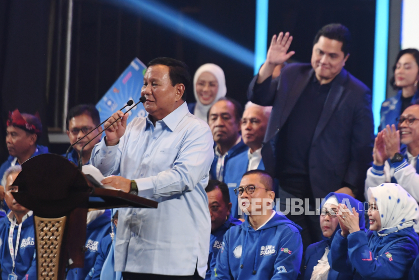 Ketua Umum DPP Partai Gerindra Prabowo Subianto berpidato disaksikan Menteri BUMN Erick Thohir.