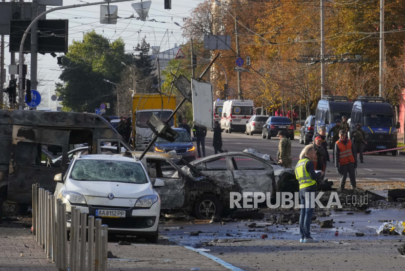 Polisi memeriksa lokasi penembakan Rusia di Kyiv, Ukraina, Senin, 10 Oktober 2022. Distrik Shevchenkivskyi di ibu kota Ukraina diguncang ledakan pada Senin (17/10/2022) untuk kedua kalinya dalam seminggu.