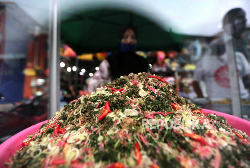 Pedagang musiman menjajakan sambal oen peugaga (daun pegagan) untuk menu berbuka puasa di pasar takjil Ramadan, Banda Aceh, Aceh, Ahad (26/4/2020). Takjil sambal daun pegagan (Centella Asiatica) yang diracik dengan 43 jenis dedaunan dan rempah-rempah lainnya menjadi menu khas yang hanya dijajakan pada setiap bulan Ramadan di Provinsi Aceh