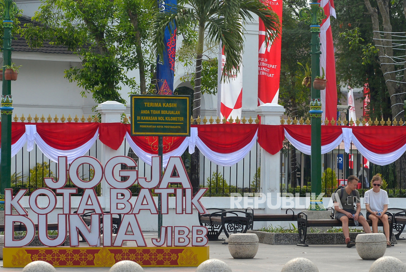 Wisatawan mancanegara beristirahat saat berkeliling di Yogyakarta, Jumat (12/8/2022). Seiring turunnya kasus Covid-19 di Yogyakarta kunjungan wisman mulai terlihat . Jumlah kunjungan wisman ke Yogyakarta pada periode Januari-Mei 2022 mencapai 295 kunjungan.