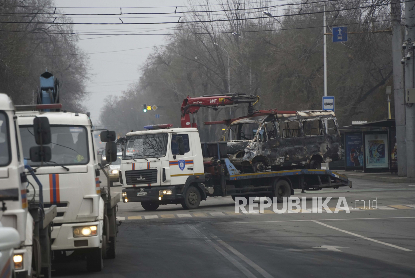 Sebuah truk derek mengangkut bus yang terbakar dalam bentrokan di Almaty, Kazakhstan, Ahad, 9 Januari 2022. Banyak orang-orang terkaya Kazakhstan yang mengumpulkan kekayaan besar mereka di bawah kepemimpinan negara terdahulu menjadi sasaran.
