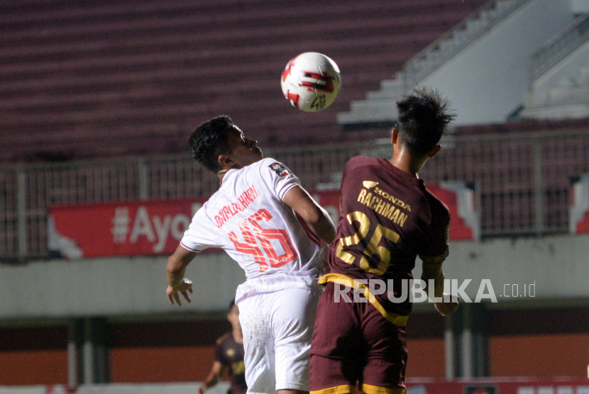 Gelandang Persija Osvaldo Haay berebut bola dengan bek PSM Rachman pada pertandingan Semifinal Piala Menpora 2021 di Stadion Maguwoharjo, Sleman, Yogyakarta, Kamis (15/4) malam.