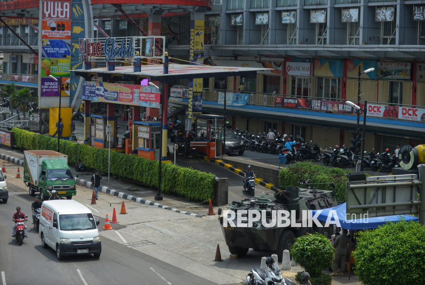 Kendaraan taktis Panser Anoa milik TNI disiagakan di depan salah satu pusat perbelanjaan di Kawasan Glodok, Jakarta, Selasa (2/9/2025). Penjagaan ini dilakukan untuk memberikan rasa aman bagi masyarakat pasca unjuk rasa yang kerap berakhir ricuh dalam beberapa waktu terakhir ini. Pengamanan objek vital di Jakarta, termasuk pusat perbelanjaan, menjadi bagian dari upaya menjaga stabilitas ekonomi dan keselamatan publik.