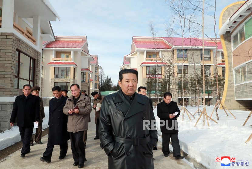  Sebuah foto tidak bertanggal yang dirilis oleh Kantor Berita Pusat Korea Utara (KCNA) resmi menunjukkan pemimpin Korea Utara Kim Jong-un (tengah) berjalan dengan para pejabat selama kunjungan ke Samjiyon, Provinsi Ryanggang, di Korea Utara (dikeluarkan 16 November 2021). Kim Jong Un memimpin Korut yang kini tercekik sanksi AS, pandemi, dan krisis ekonomi. 