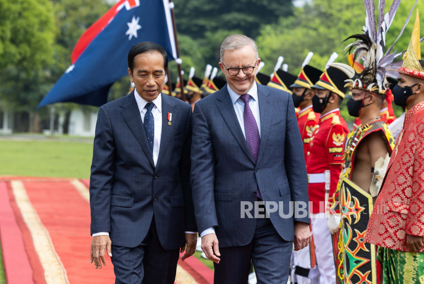 Presiden Indonesia Joko Widodo (kiri) dan Perdana Menteri Australia Anthony Albanese (tengah) memeriksa pengawal kehormatan selama pertemuan pemimpin tahunan, di Istana Bogor, di Bogor, Indonesia, 06 Juni 2022. Orang Albanese berada di Indonesia selama dua hari kunjungan resmi.