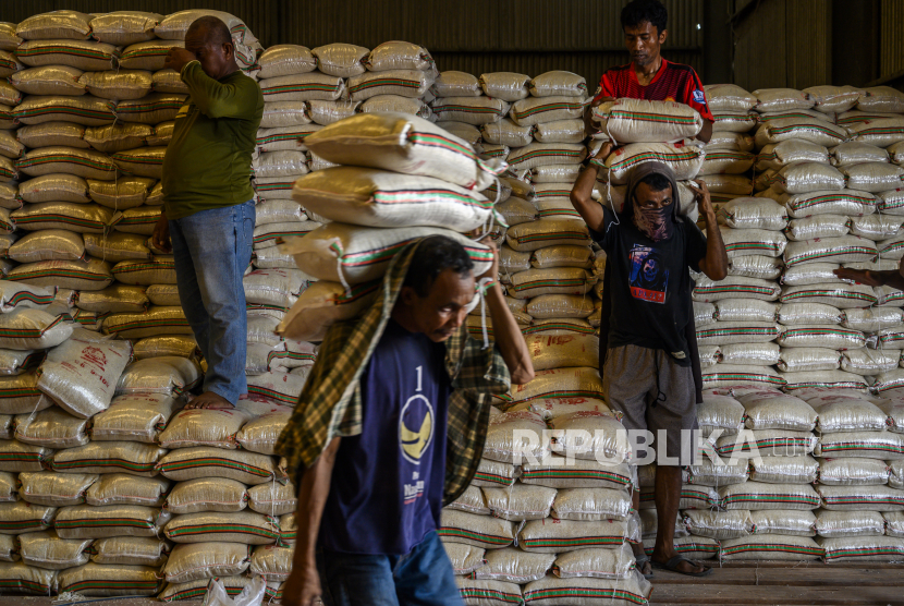 Pekerja memanggul beras di gudang Bulog. Stok beras Bulog Subdivre Pekalongan aman untuk mencukupi kebutuhan masyarakat. Ilustrasi.