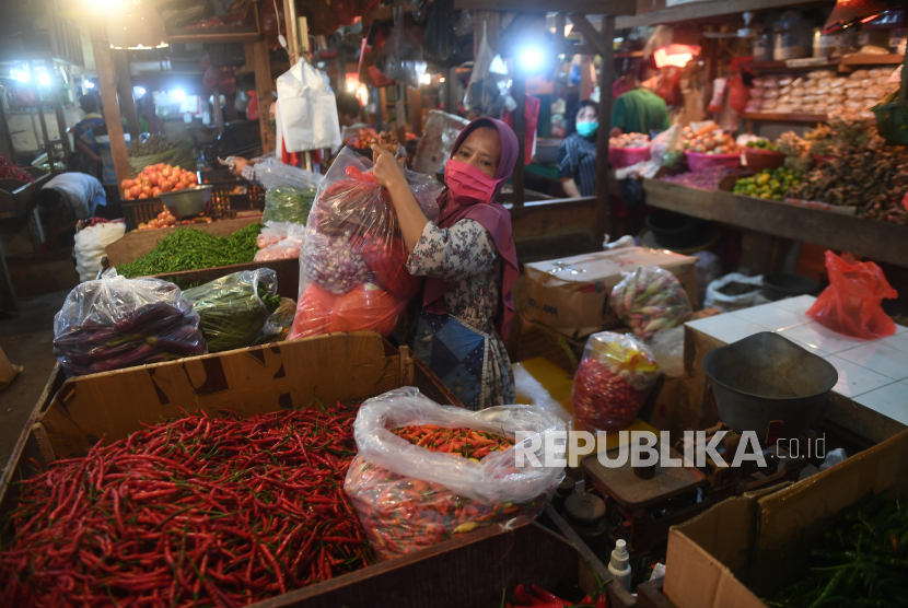 Pedagang menimbang dagangannya di Pasar Senen,  Jakarta, Senin (4/5/2020). Badan Pusat Statistik (BPS) mencatat inflasi pada bulan April 2020 sebesar 0,08 persen atau melambat dari bulan Maret 2020 sebesar 0,10 persen yang disebabkan permintaan barang dan jasa turun drastis akibat pandemi COVID-19
