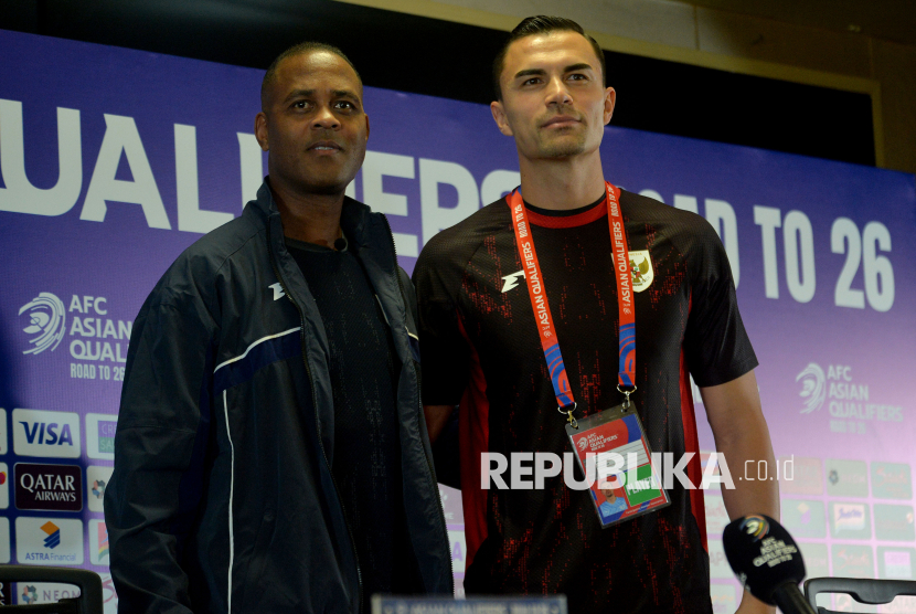 Pelatih Timnas Indonesia Patrick Kluivert dan Emil Audero 
