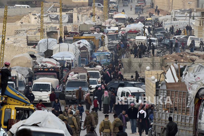  Pengungsi Suriah berkumpul saat mereka bersiap untuk meninggalkan daerah Arsal, sebelum perjalanan mereka ke rumah mereka di Suriah, di Arsal di lembah Bekaa, Lebanon, 26 Oktober 2022. Laporan menyatakan ratusan pengungsi Suriah memulai perjalanan pulang mereka pada 26 Oktober dari berbagai daerah di Lebanon, sebagai bagian dari operasi terkoordinasi antara pihak berwenang di Beirut dan Damaskus. Dua juta delapan puluh ribu pengungsi Suriah saat ini berada di Lebanon, dan sekitar 540 ribu warga Suriah telah secara sukarela kembali ke negara mereka sejak dimulainya rencana tersebut pada tahun 2017, menurut Direktur Jenderal Keamanan Publik Lebanon Mayor Jenderal Abbas Ibrahim. Rezim Suriah Mulai Izinkan Impor Barang-Barang Arab Saudi