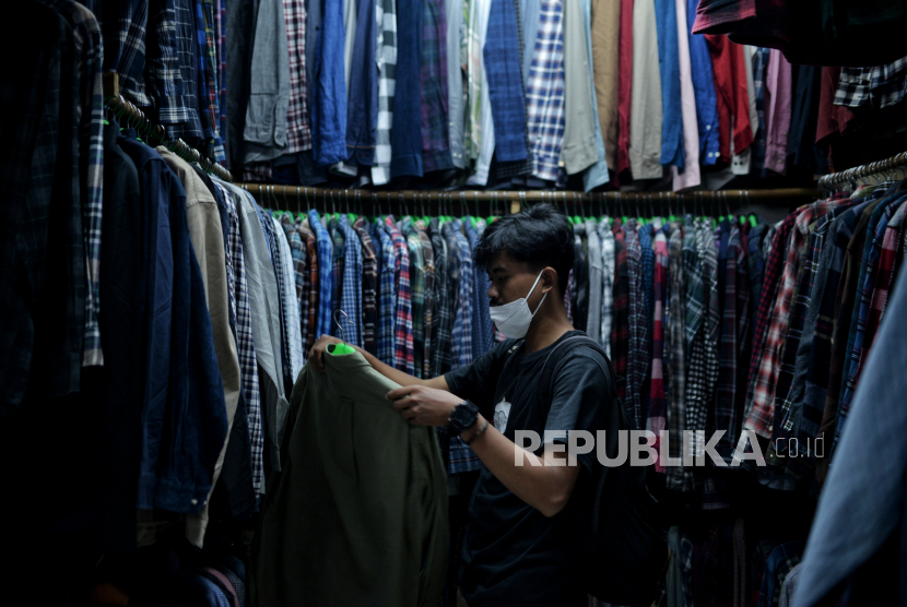 Calon pembeli memilih pakaian impor bekas di Pasar Senen, Jakarta, Jumat (17/2/2023). Kementerian Koperasi dan UKM menegaskan, bisnis thrifting baju bekas hingga sepatu bekas impor membawa banyak dampak negatif di dalam negeri.