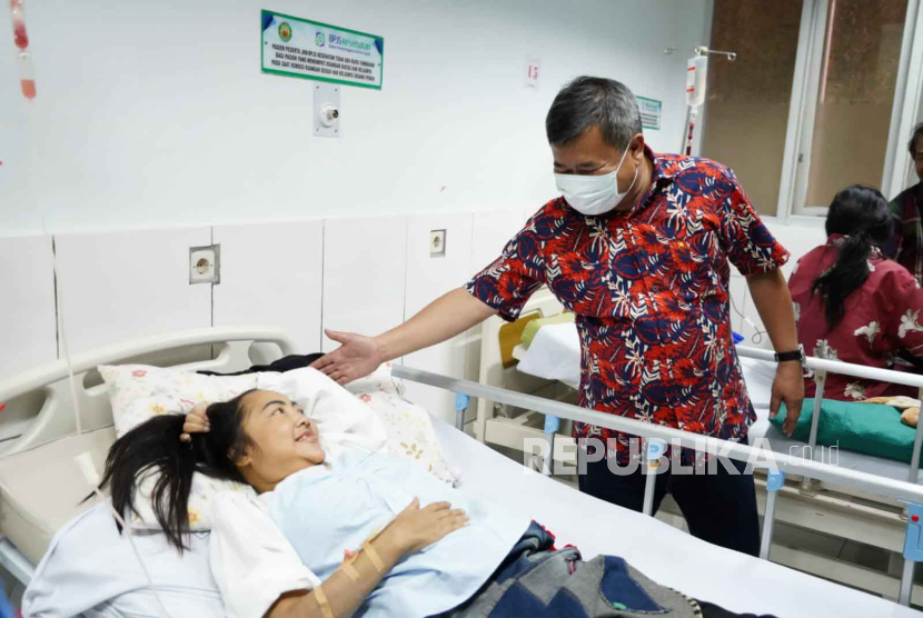 Bupati Garut Rudy Gunawan mengunjungi RSUD dr Slamet pascakebakaran, Ahad (1/10/2023). 