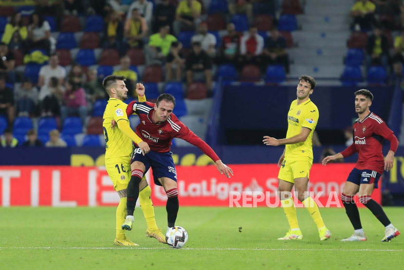 Alex Baena dari Villarreal (kiri) beraksi melawan Kike Garcia dari Osasuna (2-L) selama pertandingan sepak bola LaLiga Spanyol antara Villarreal dan Osasuna di stadion Ciutat de Valencia di Valencia, Spanyol, 17 Oktober 2022.