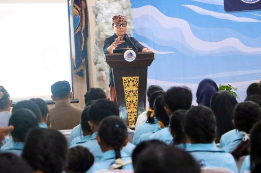 Wawali Denpasar paparkan pengelolaan sampah kepada ratusan mahasiswa.