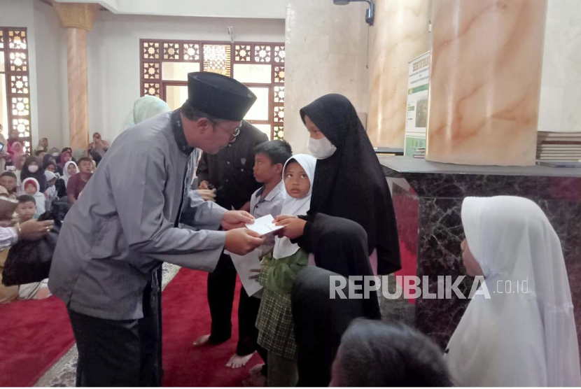 Sebanyak 225 anak yatim piatu di Kota Sukabumi mendapatkan santunan dari Wali Kota Sukabumi Achmad Fahmi dan para ASN di momen 10 Muharram di Masjid Agung Kota Sukabumi, Jumat (28/7/2023).