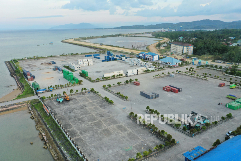Foto udara areal penambung kontainer PT Pelabuhan Indonesia (Pelindo) IV Bungkutoko Kendari, Kendari, Sulawesi Tenggara (ilustrasi). Setelah merger, PT Pelabuhan Indonesia (Persero) mencatat peningkatan laba sepanjang 2021.